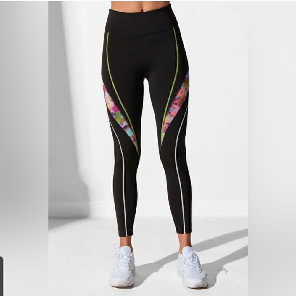 Noli Bond Leggings in Prism Camo Size Medium